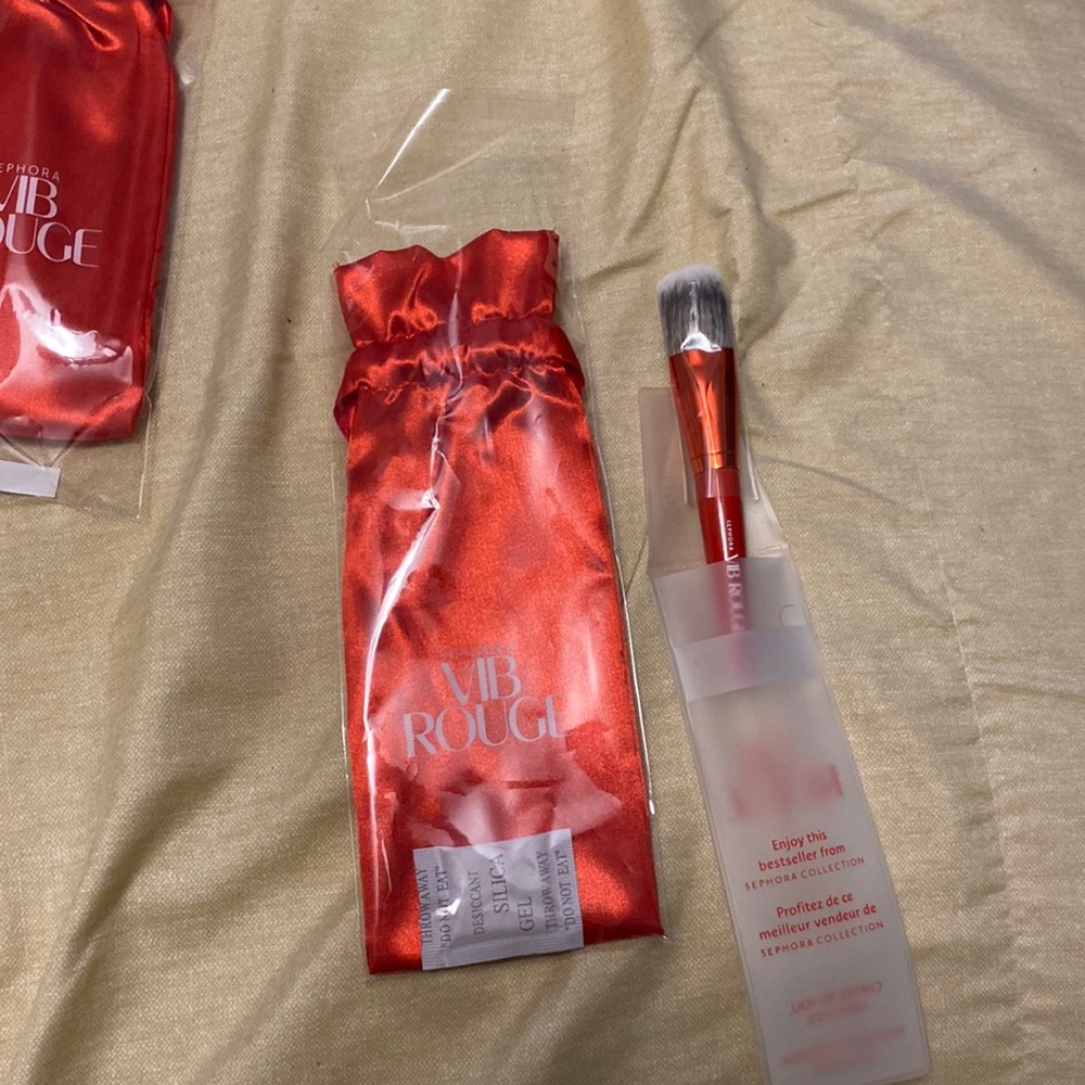 New VIB Rouge brush never used. Sample in picture that’s opened will not be sold